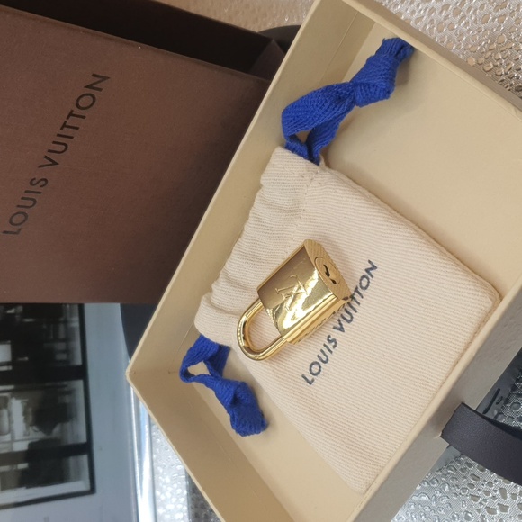 Auth ⚘️NEW 💗Louis Vuitton LOCK 🔐 #443- Rare W/LV box -full inclusion- - Picture 4 of 10